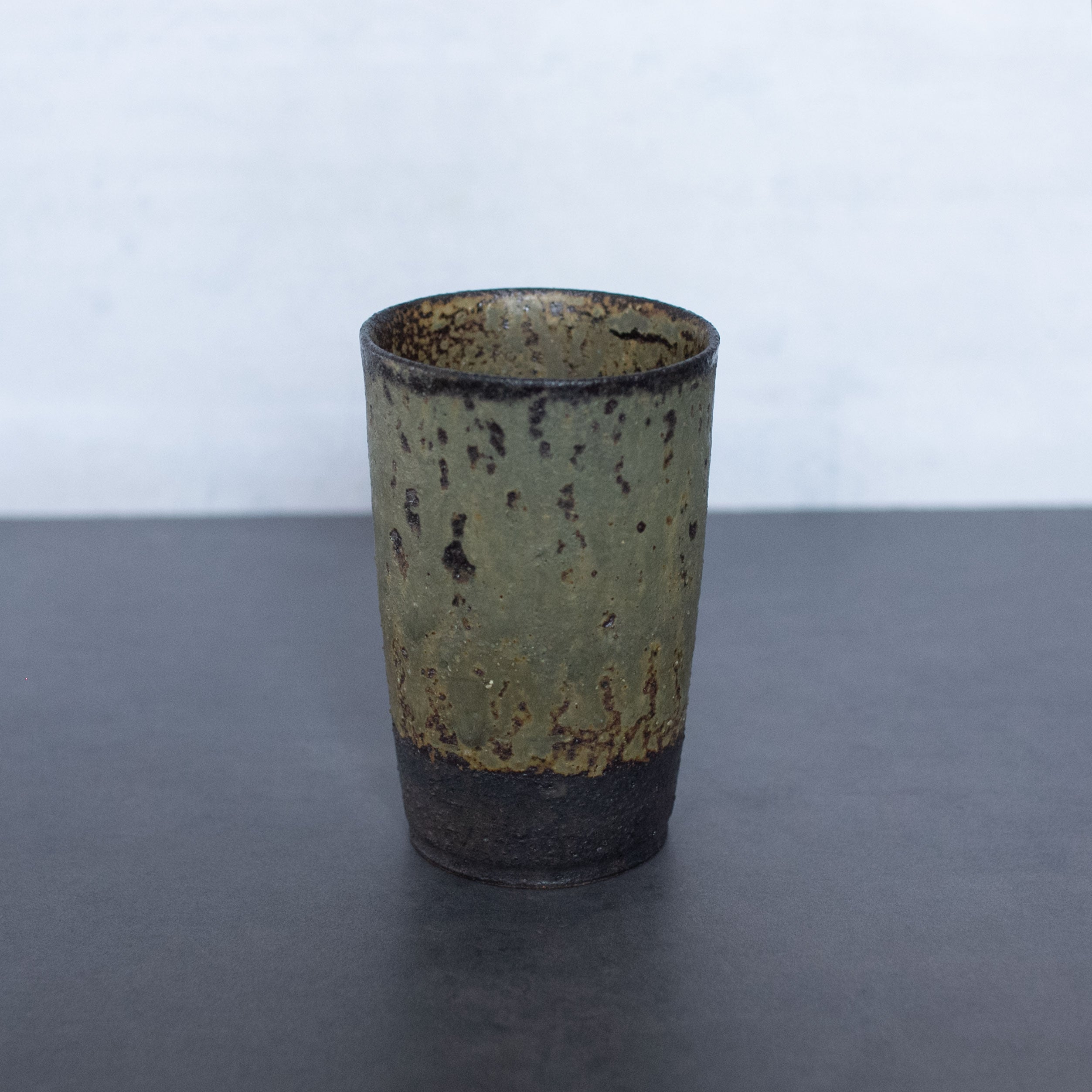 火山灰釉掛分ストレートカップ【山下太】 | Elena Tokyo（絵れ菜Tokyo）