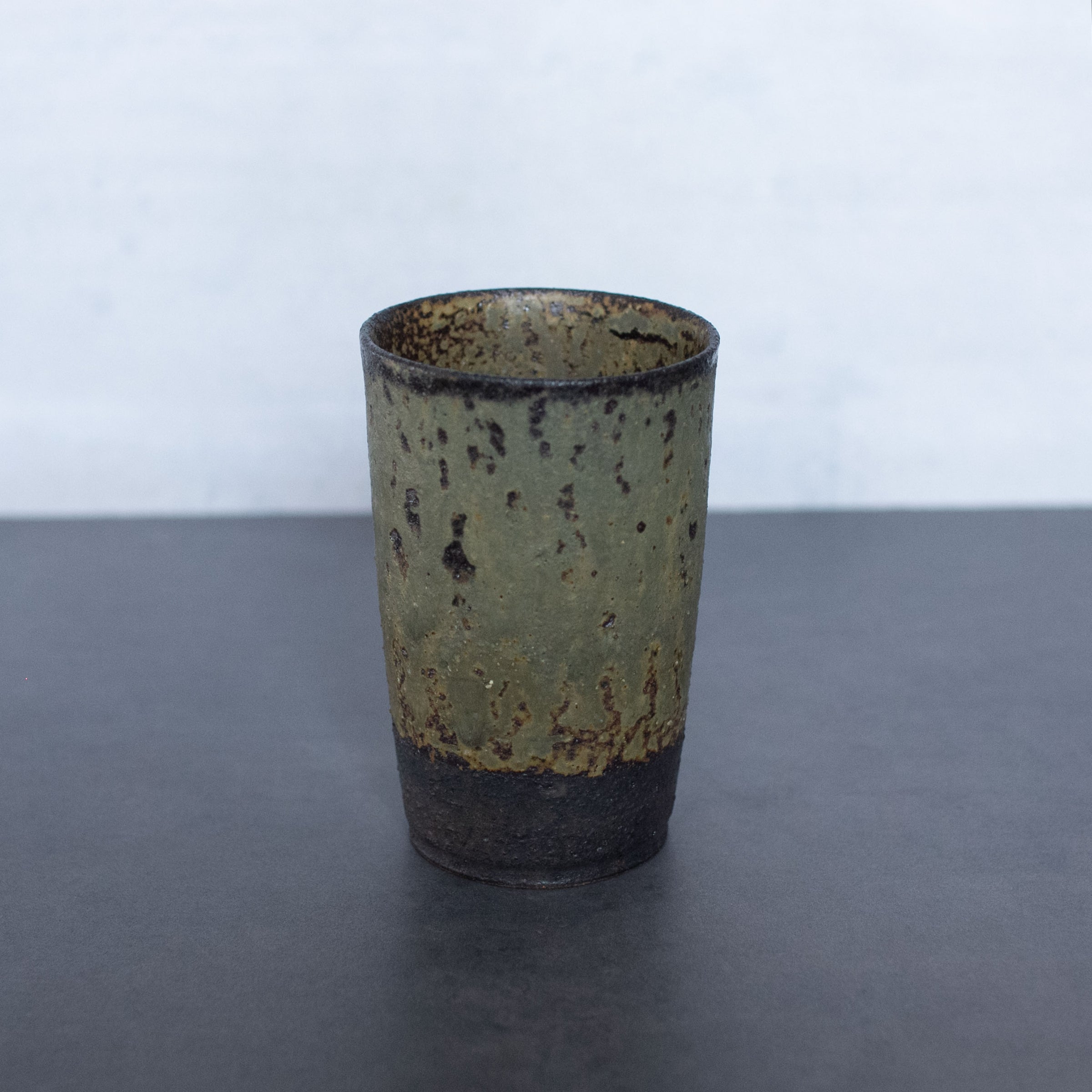 火山灰釉掛分ストレートカップ【山下太】 | Elena Tokyo（絵れ菜Tokyo）
