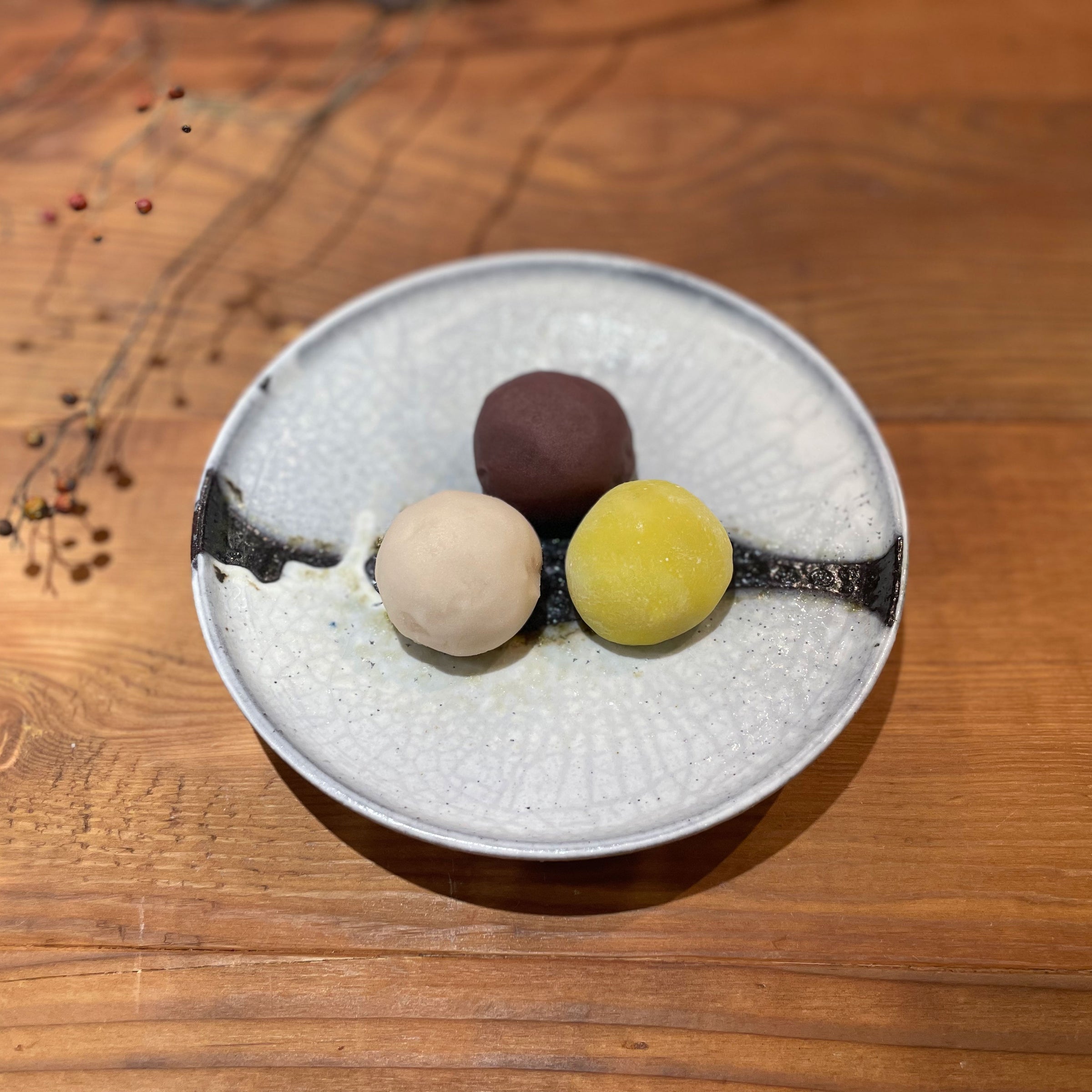 白化粧黒平皿【山本一仁】 | Elena Tokyo（絵れ菜Tokyo）