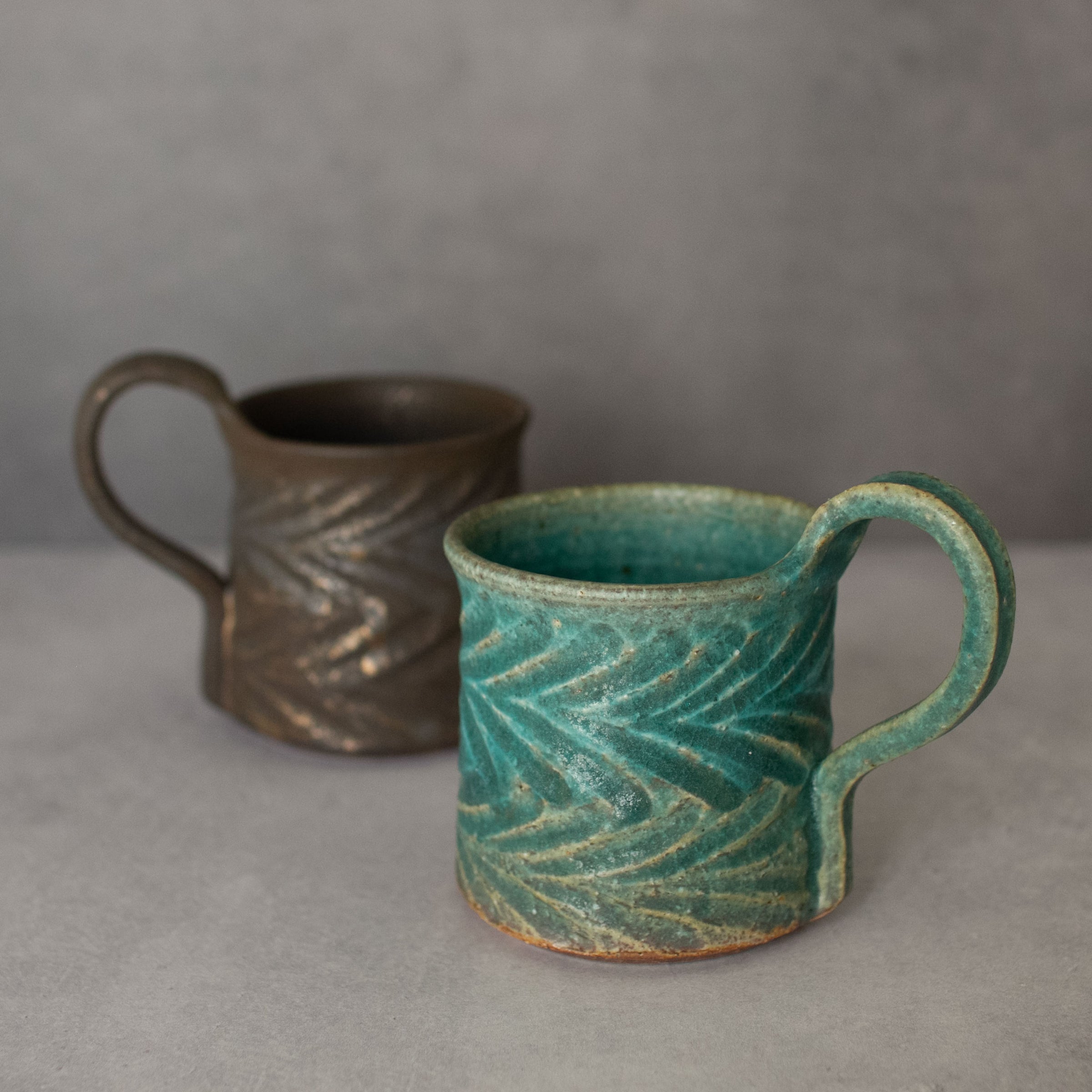 信楽焼　青緑とクリーム色の陶器マグカップ　藤原純 上手マグ 青A｜作家 藤原純（信楽焼） – nokaze｜陶器、和食器