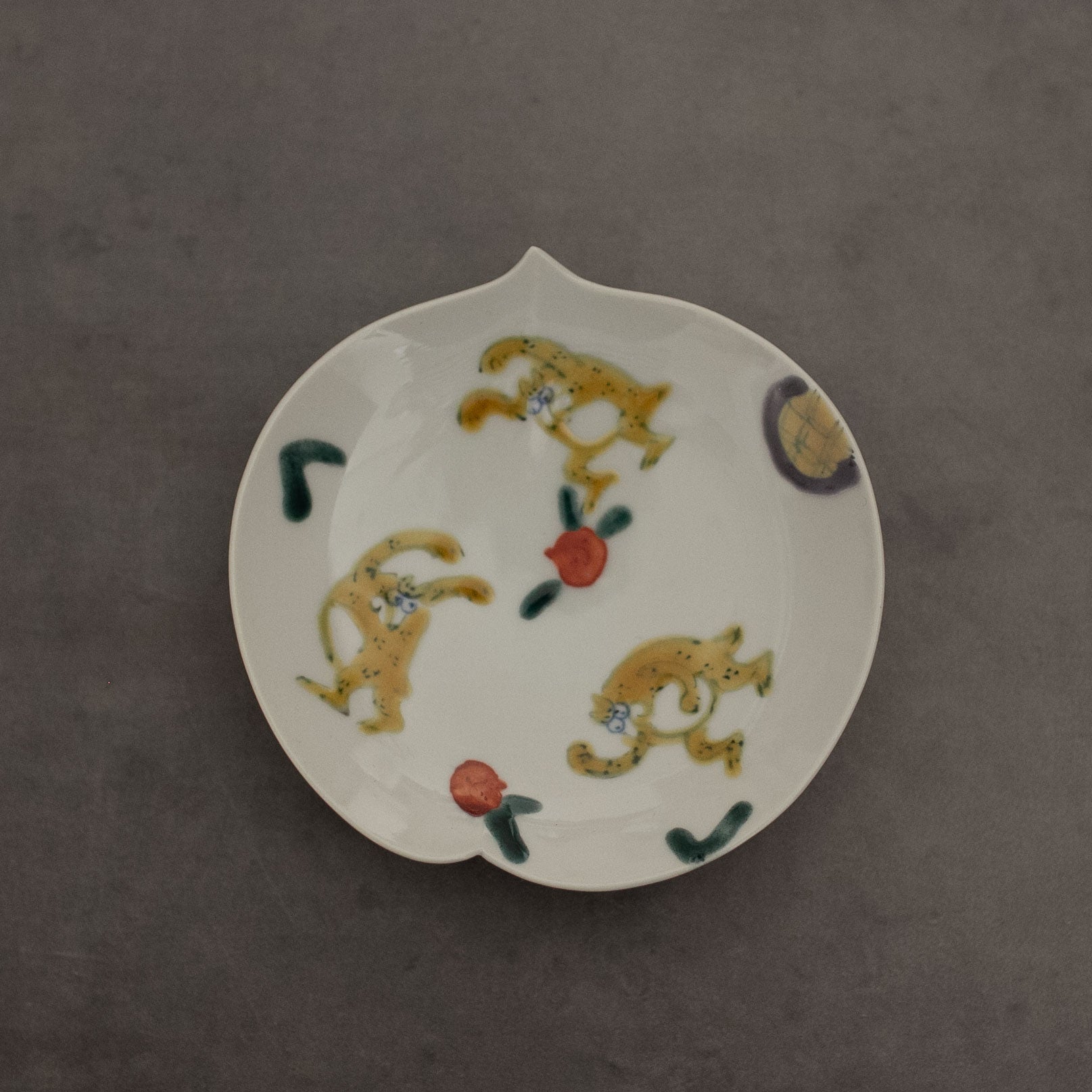 猿桃桃皿（追いかけっこ）【中荒江道子】 | Elena Tokyo（絵れ菜Tokyo）