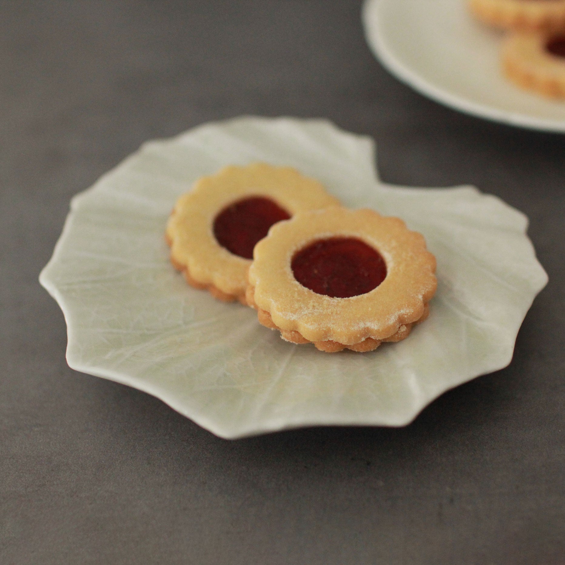 灰青釉ツワブキ 四寸皿【前田麻美】 | Elena Tokyo（絵れ菜Tokyo）