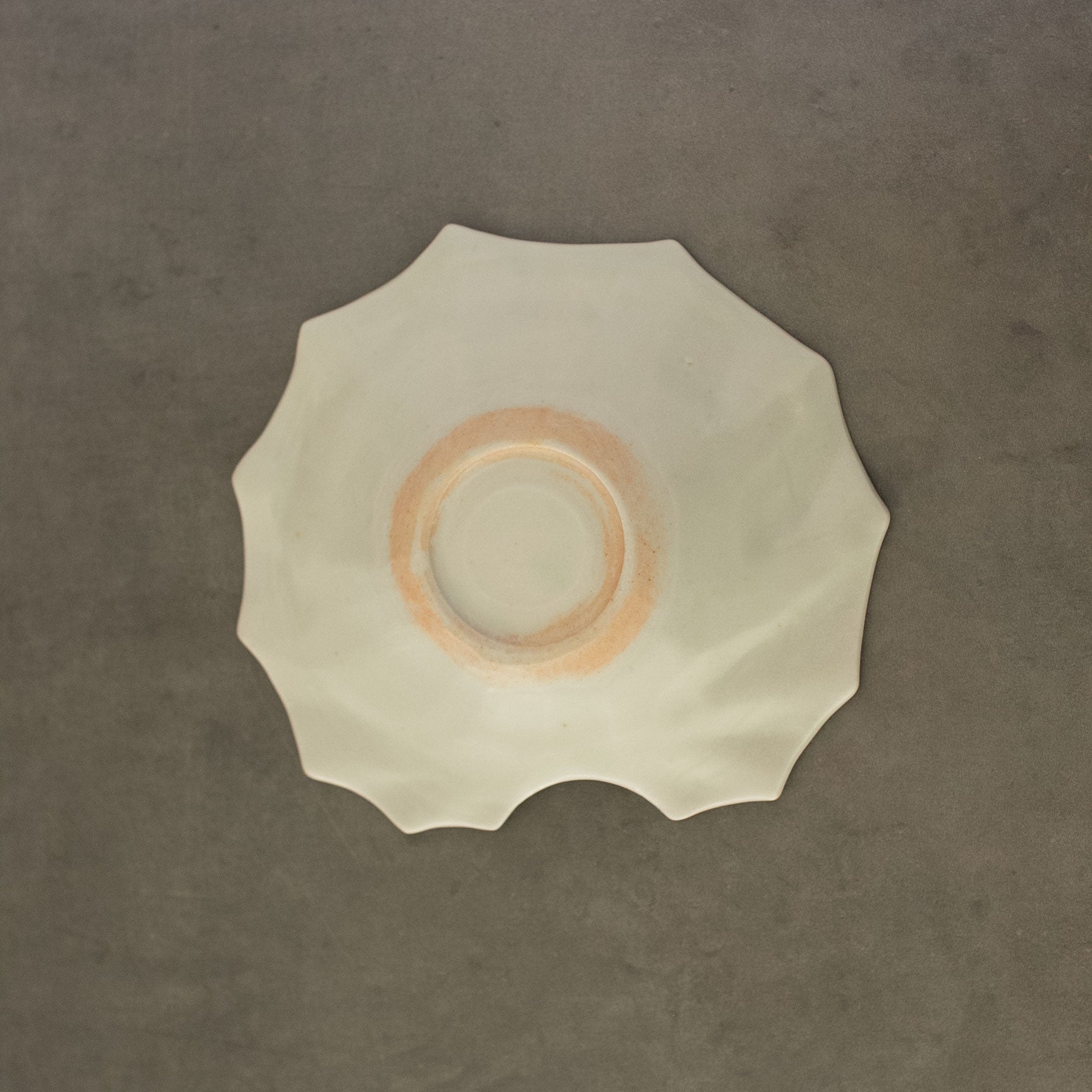 灰青釉ツワブキ 四寸皿【前田麻美】 | Elena Tokyo（絵れ菜Tokyo）