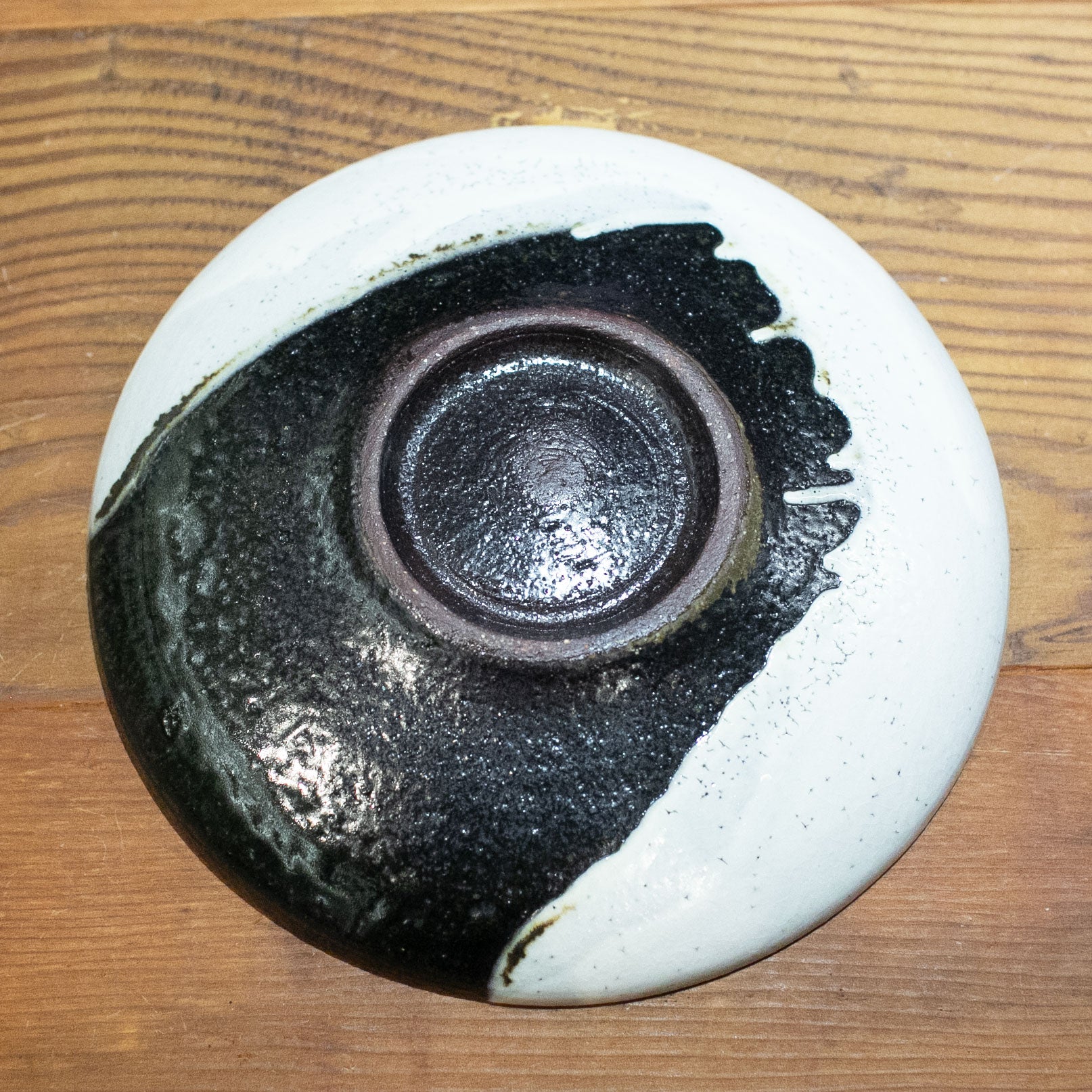 白化粧黒平皿【山本一仁】 | Elena Tokyo（絵れ菜Tokyo）