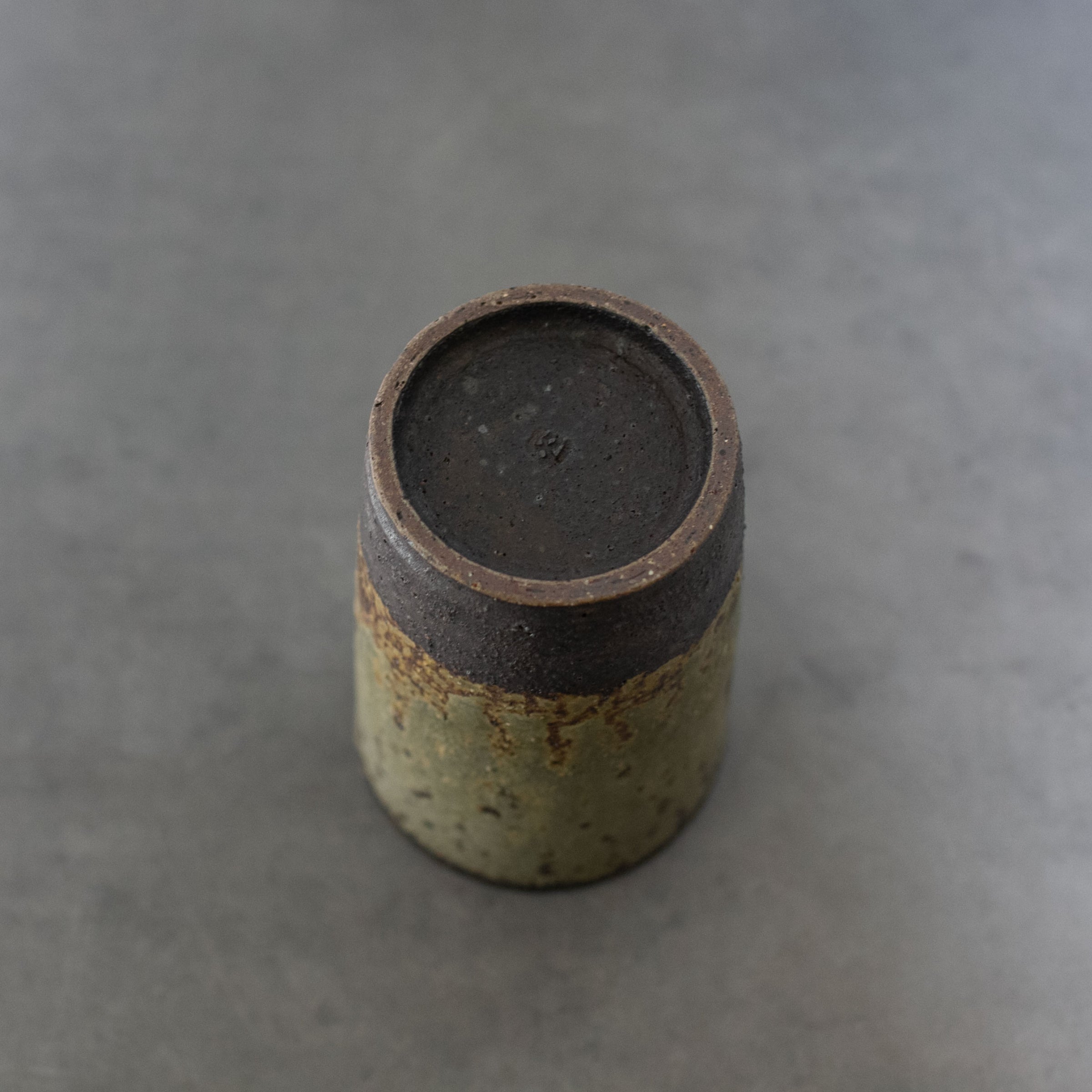 火山灰釉掛分ストレートカップ【山下太】 | Elena Tokyo（絵れ菜Tokyo）